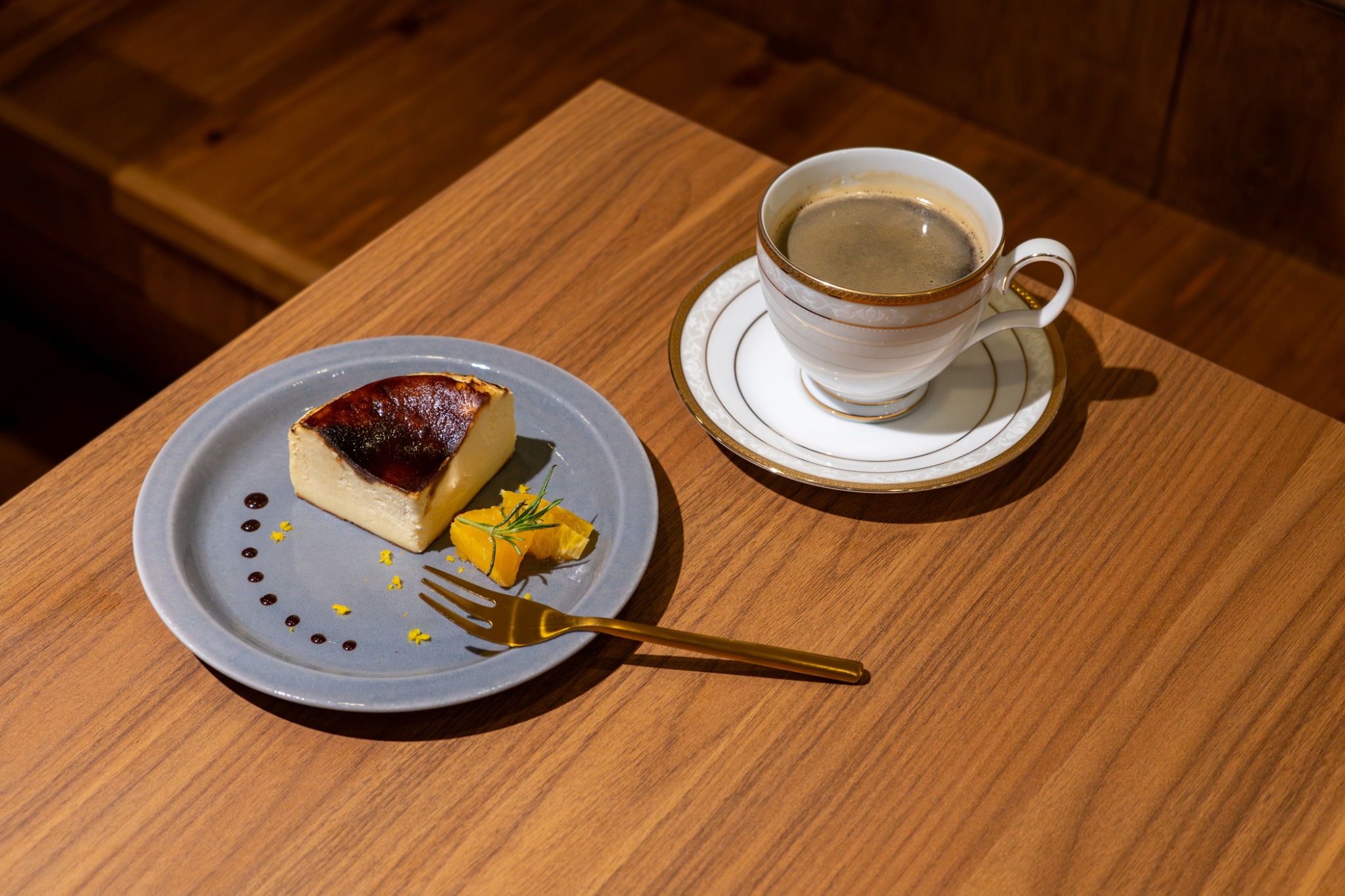 クルーズカフェキャナルのバスクチーズケーキとホットコーヒー