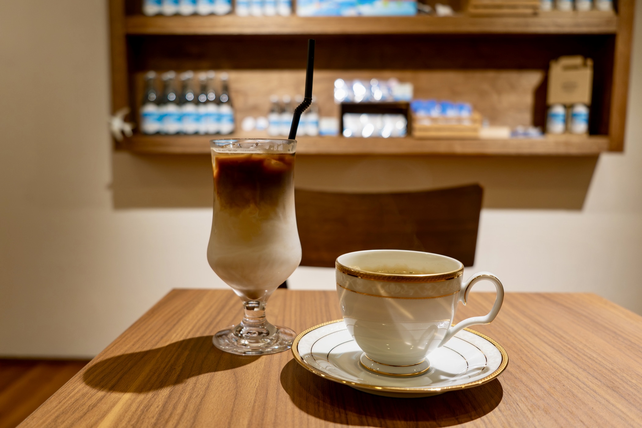 アイスカフェラテとホットコーヒー