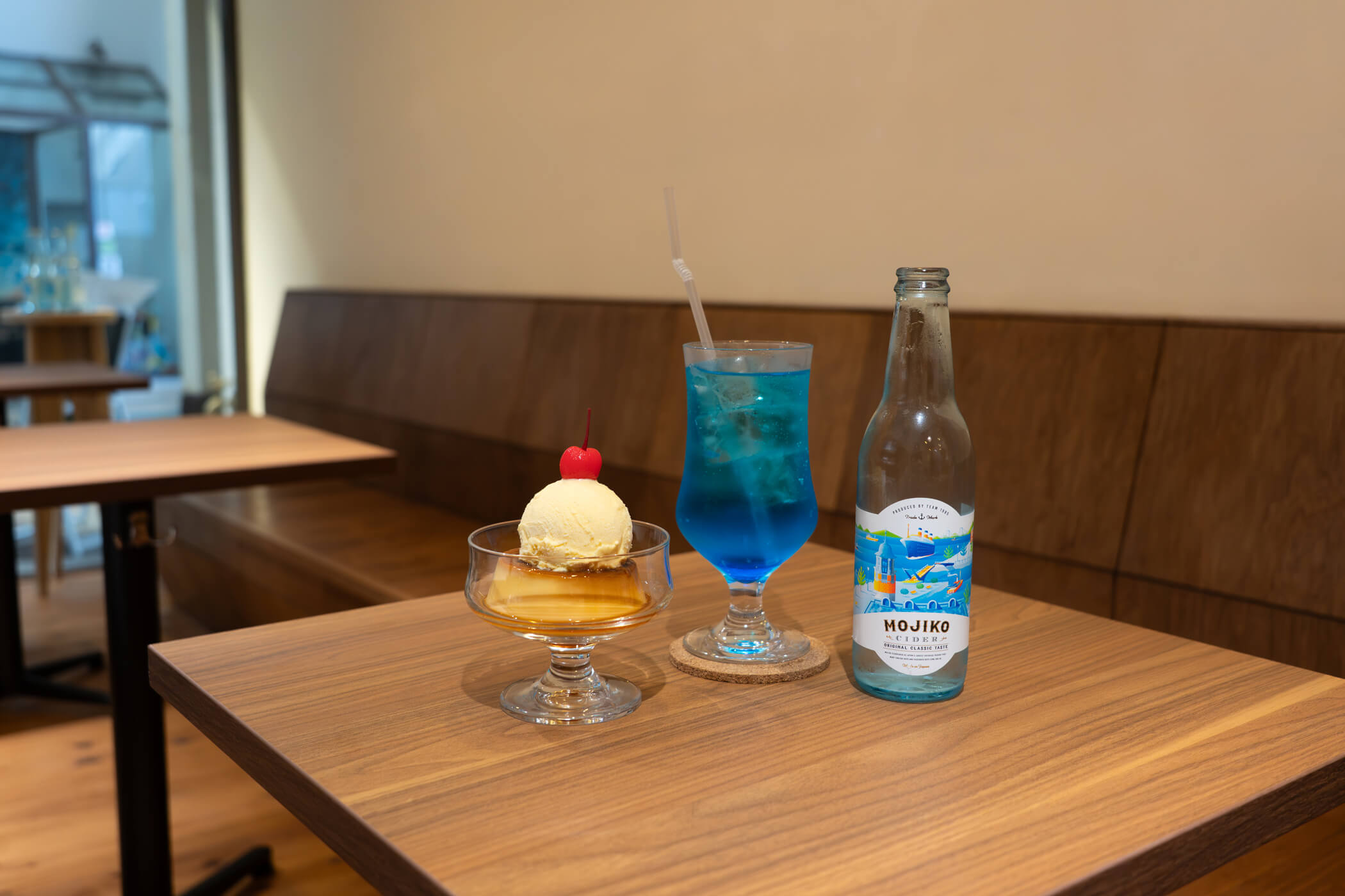 門司港レトロプリンと門司港サイダーが並ぶクルーズカフェキャナルの店内