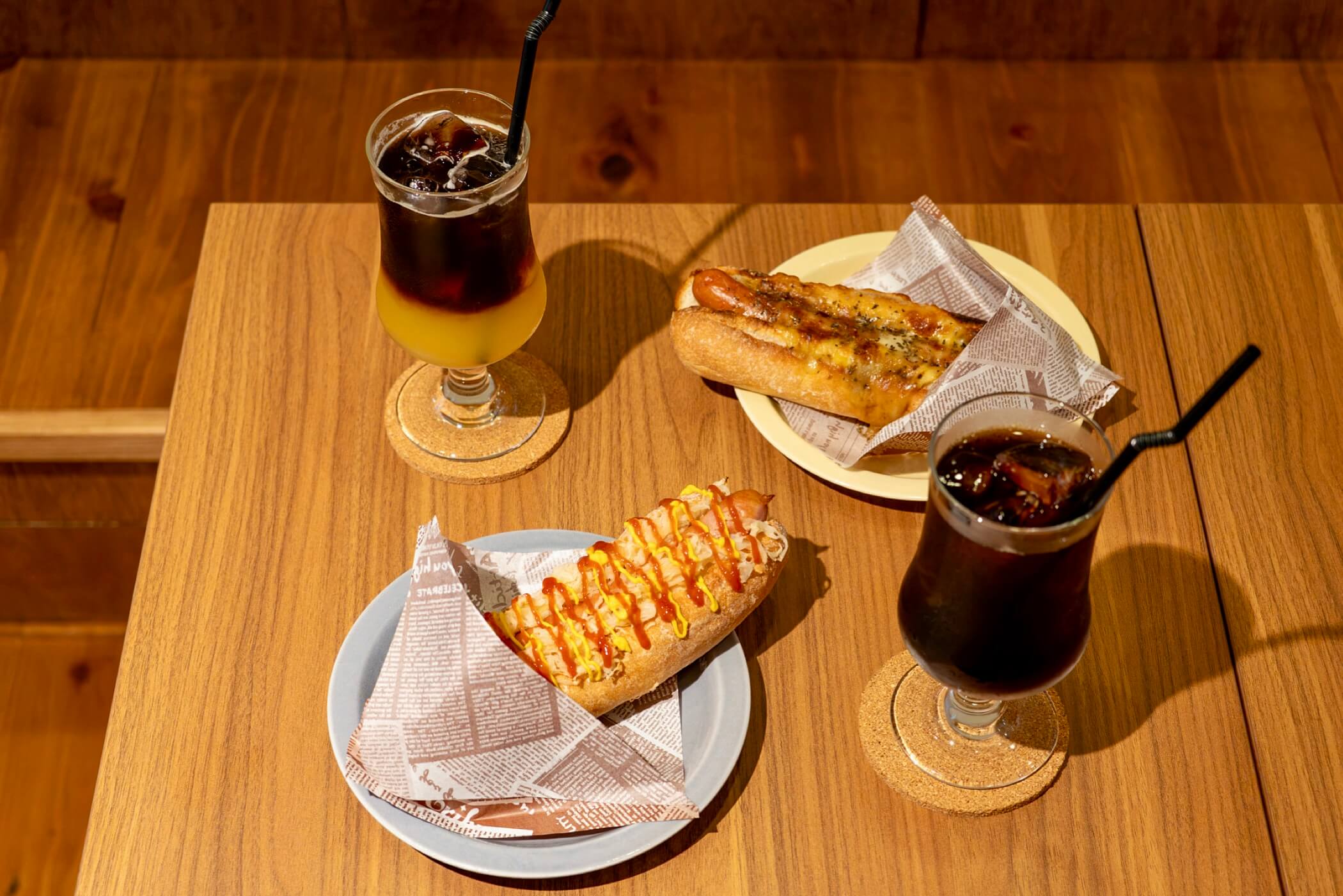 クルーズカフェキャナルのプレーンと焼きカレーのホットドッグ