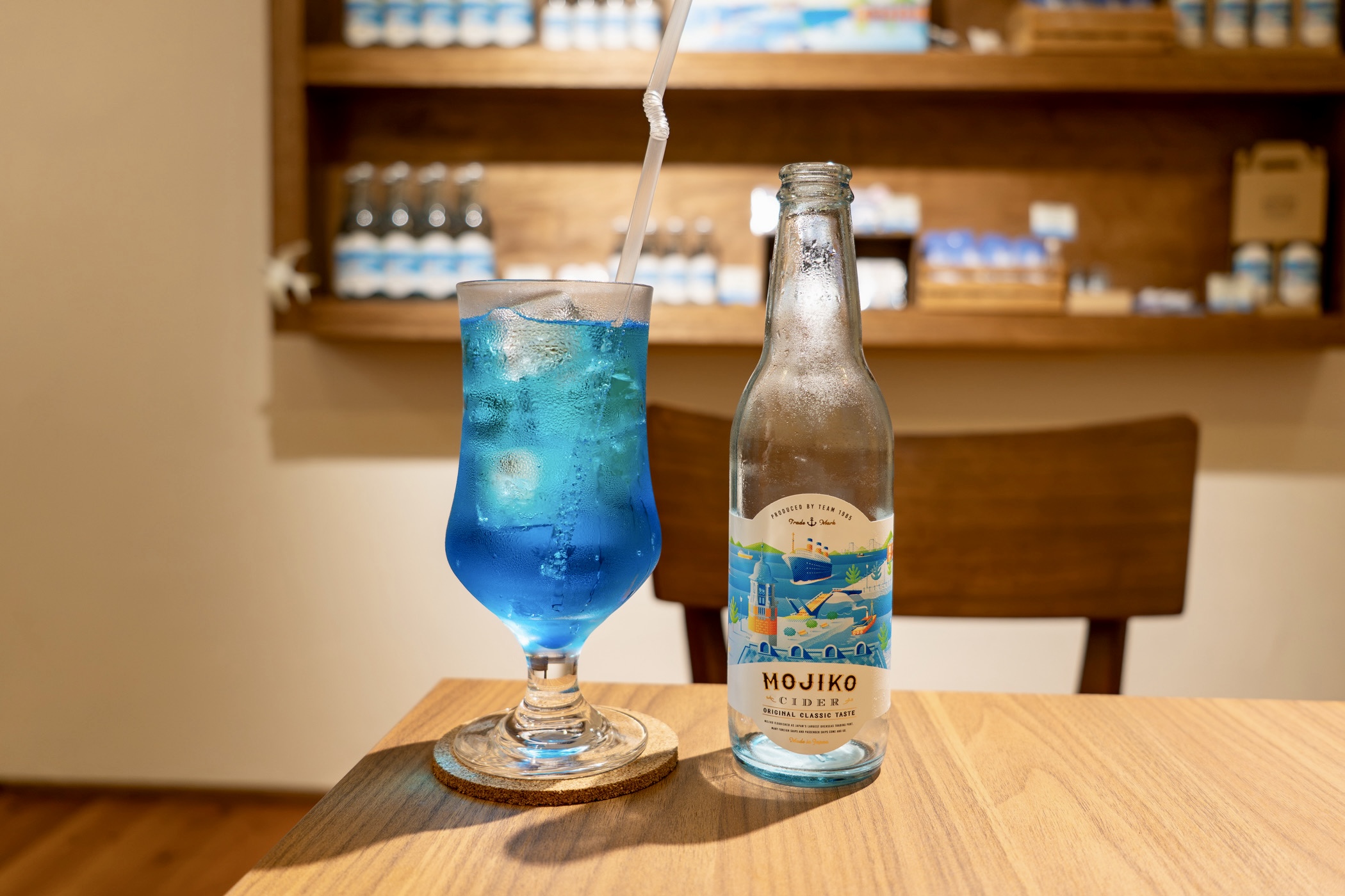 クルーズカフェキャナルで楽しめる青いドリンクと門司港サイダー
