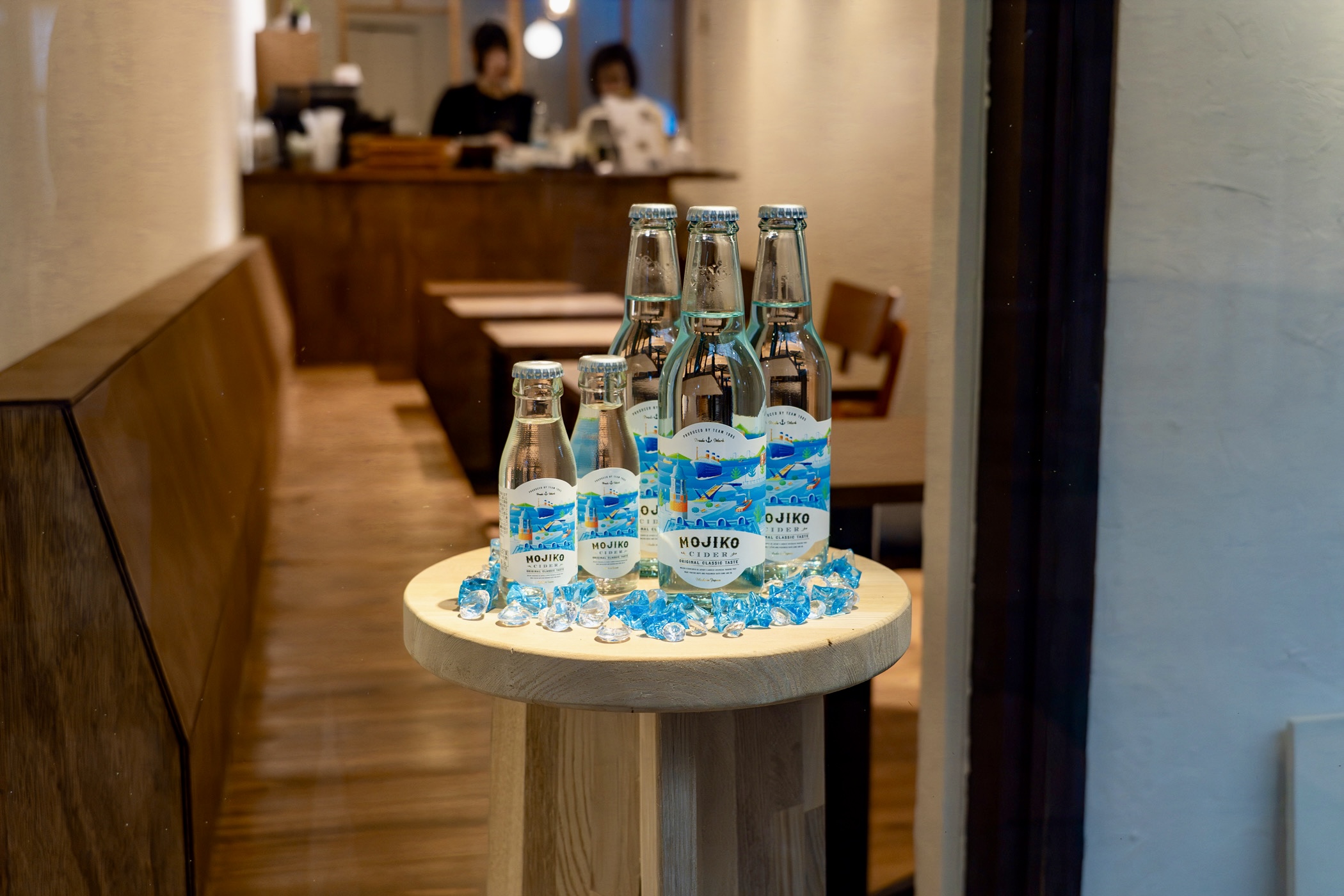 門司港・栄町銀天街のクルーズカフェキャナル店内に並ぶ門司港サイダー