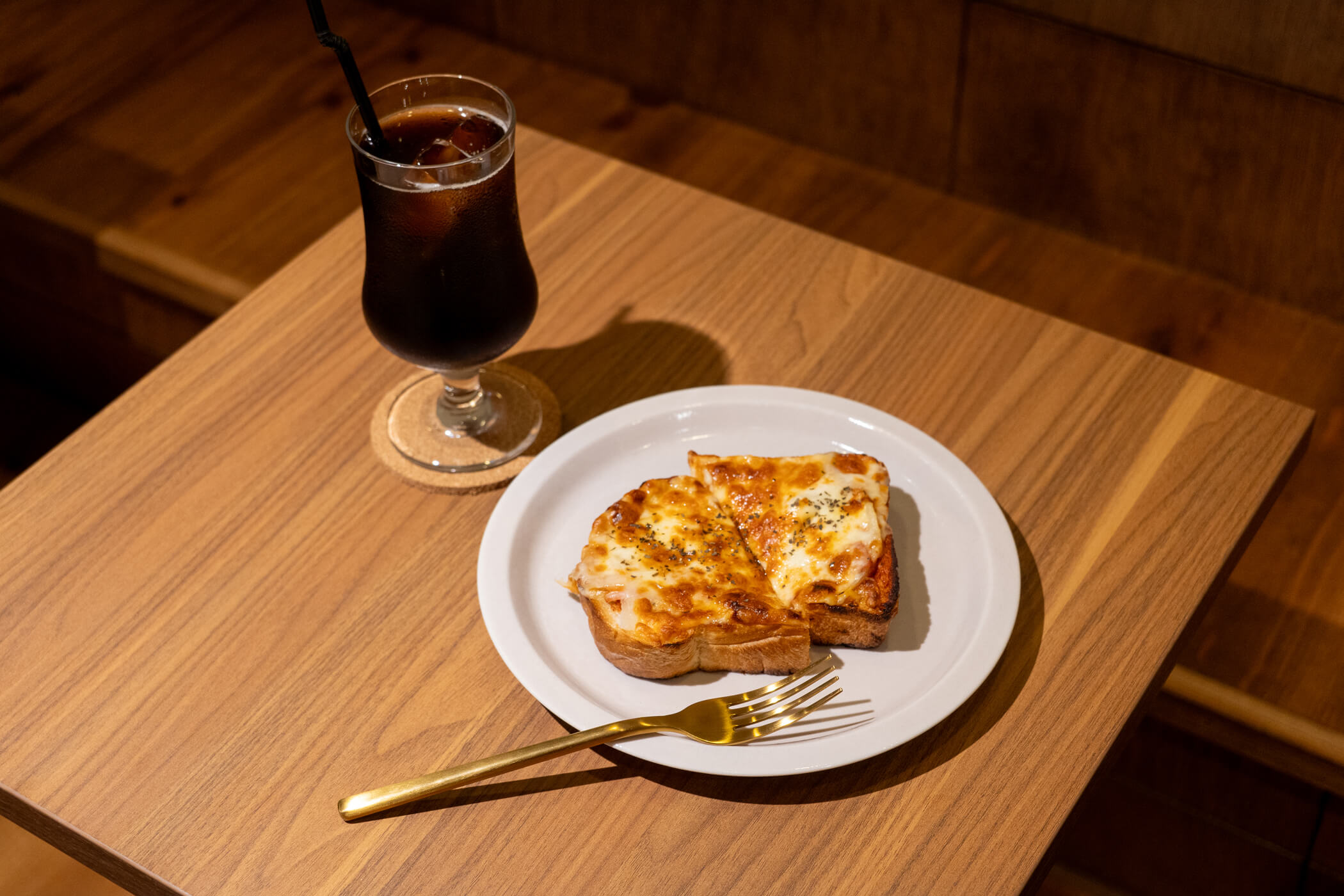 クルーズカフェキャナルのピザトーストとアイスコーヒー