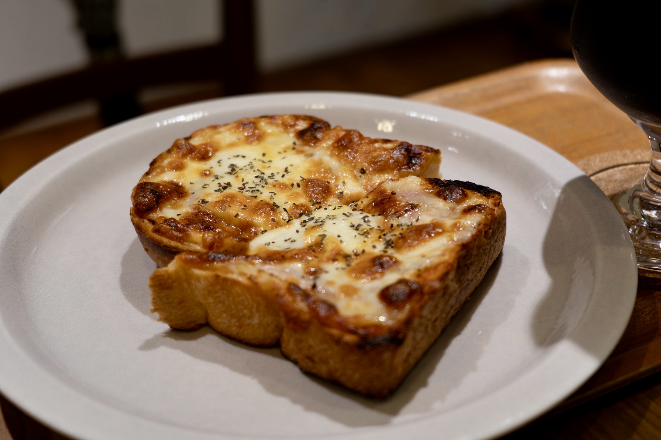 香ばしく焼き上げたクルーズカフェキャナルのピザトースト