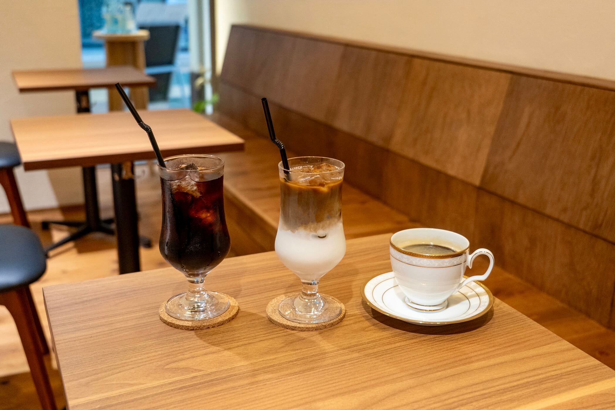 門司港・栄町銀天街のクルーズカフェキャナルで提供するホットコーヒー、アイスコーヒー、アイスカフェラテ