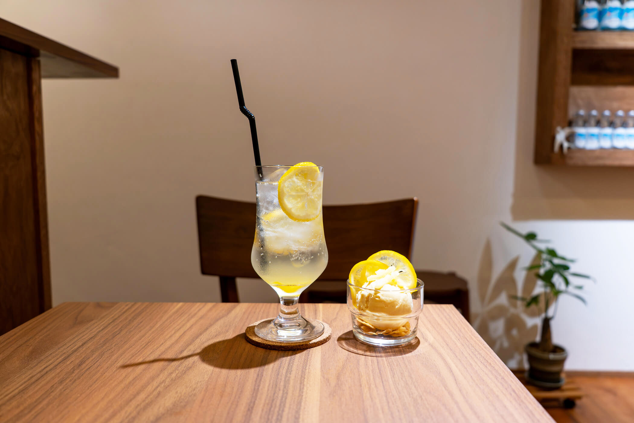 クルーズカフェキャナルの季節限定メニュー、はちみつレモンサイダーと自家製レモンコンフィを添えたバニラアイス
