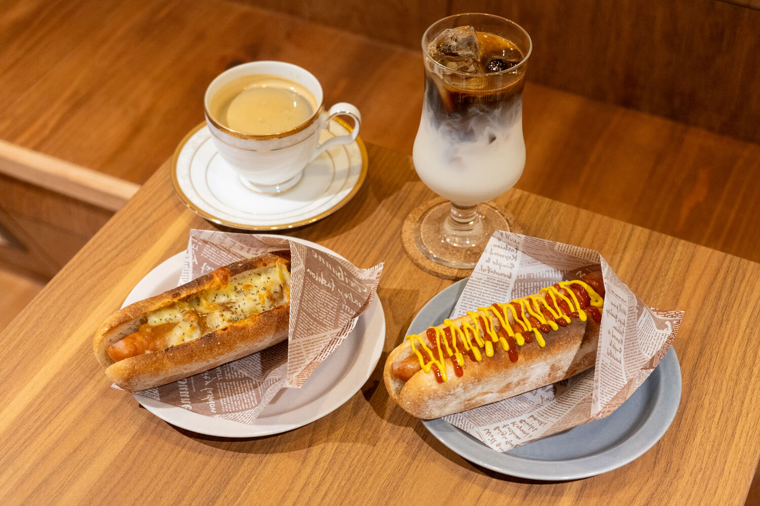 クルーズカフェキャナルのプレーンと焼きカレーのホットドッグ、コーヒーとカフェラテ