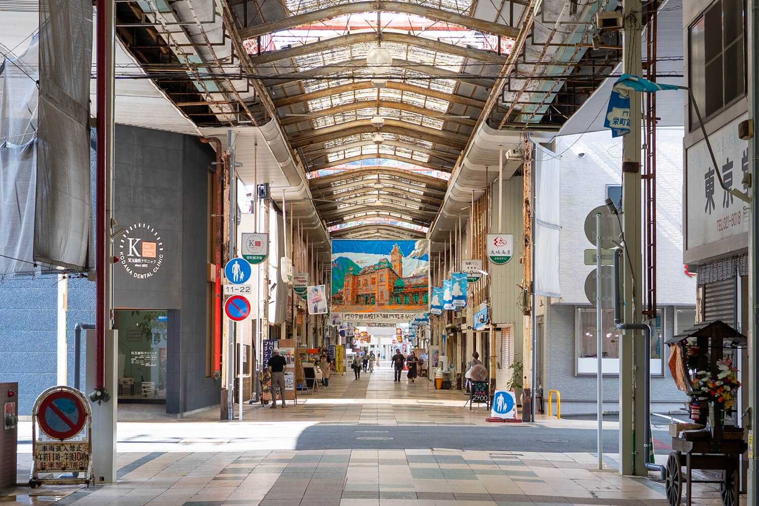 朝の光が差し込む門司港・栄町銀天街のアーケード