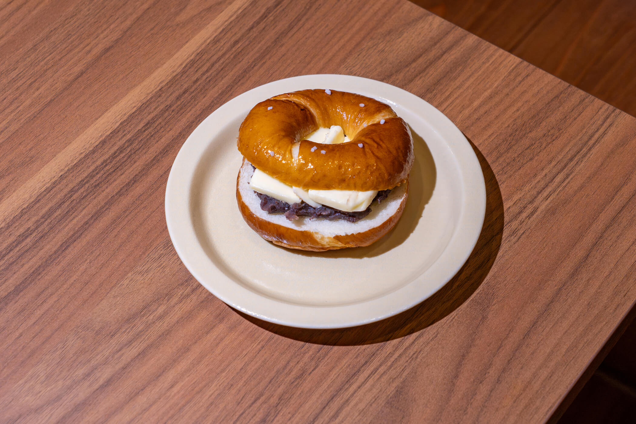 プレッツェルベーグルにあんこと北海道産バターを挟んだあんバターサンド