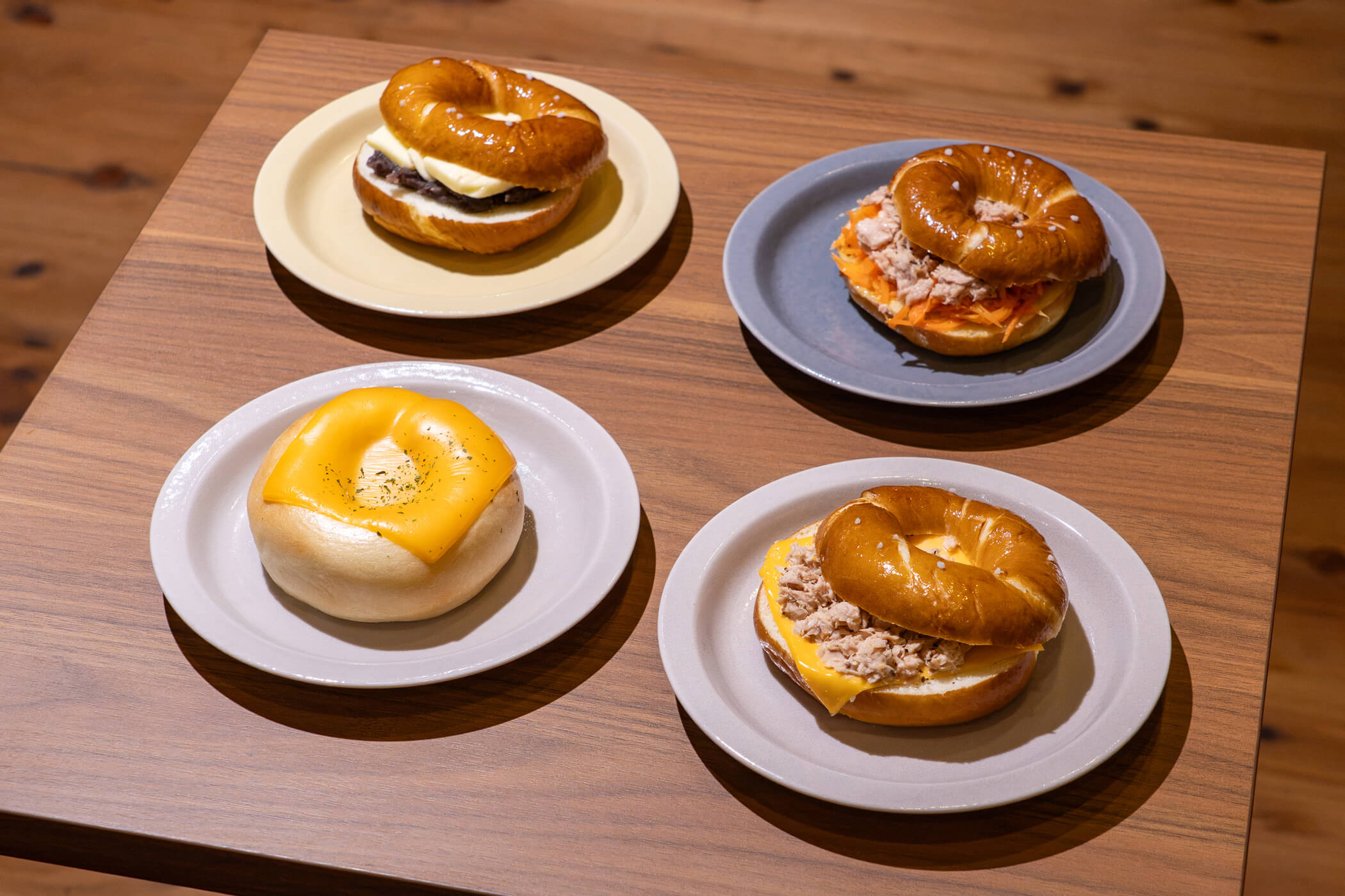 クルーズカフェキャナルで販売する4種類のベーグルメニュー