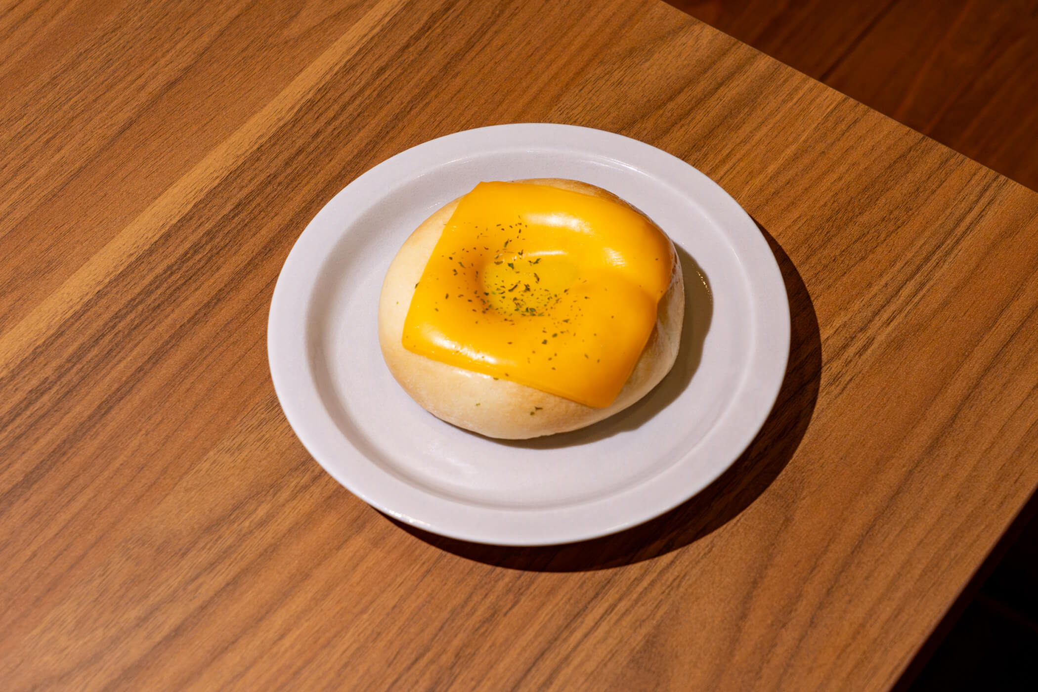 ポテサラとチェダーチーズを合わせたポテトチーズベーグル
