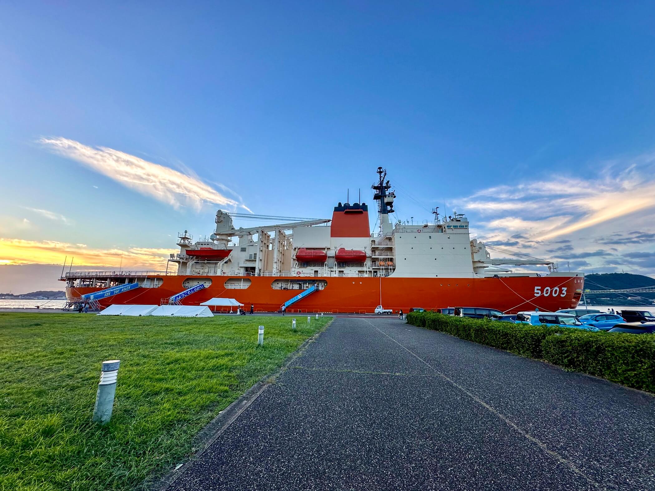 夕暮れの門司港に停泊する砕氷艦（南極観測船）しらせの全景