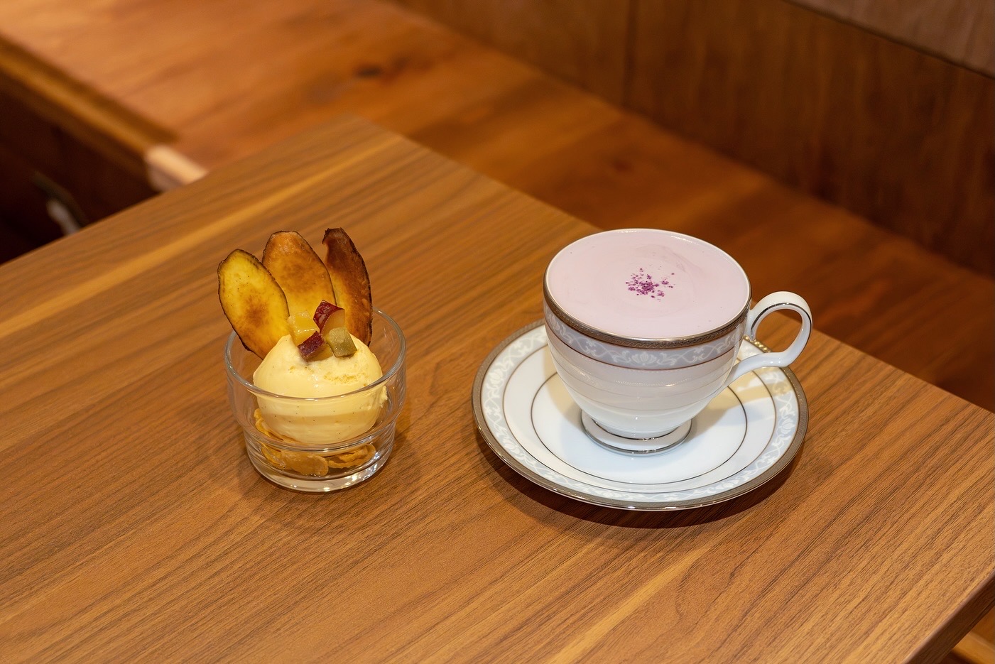 秋限定のおいもラテと紅はるかのグラッセとチップスを添えたバニラアイス